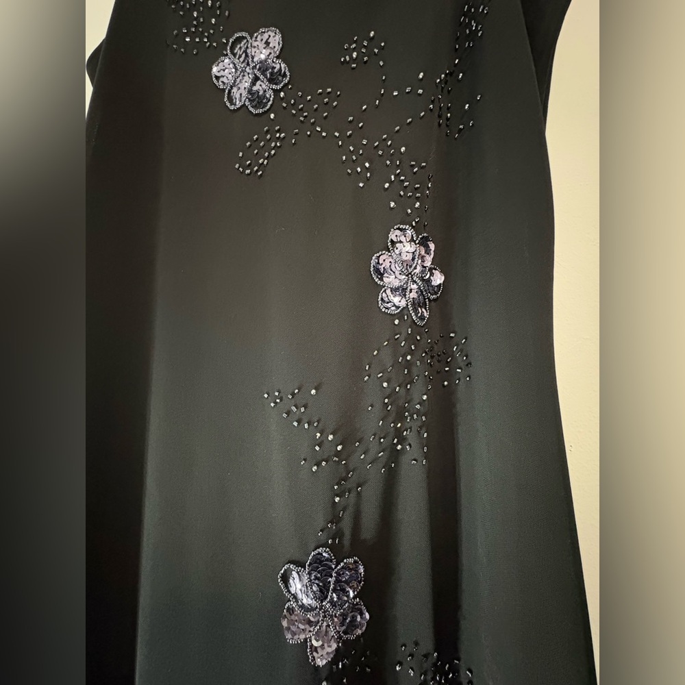 Elegant Black Dress with Floral Embellishments - Picture 3 of 4